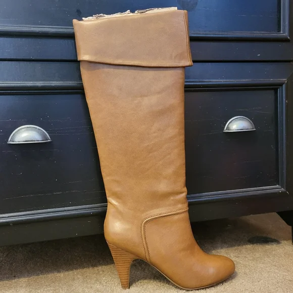 Colin Stuart Butterscotch knee-high heel faux leather boots. 9B - Picture 15 of 15
